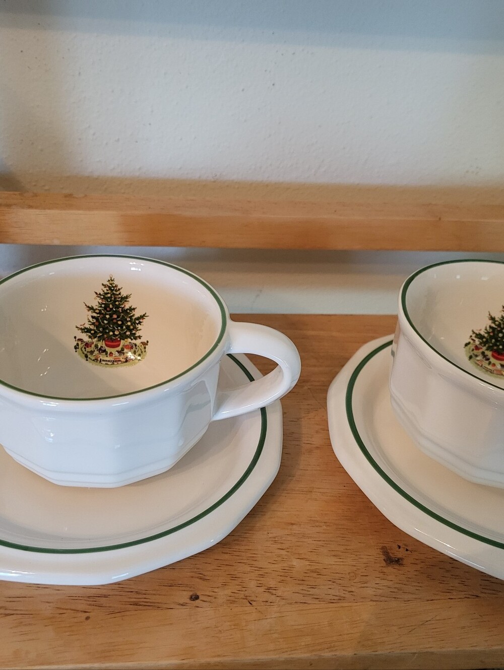 Set Of 2/ Pfaltzgraff Christmas Heritage Set of 4 Cups and Saucers A+ Condition